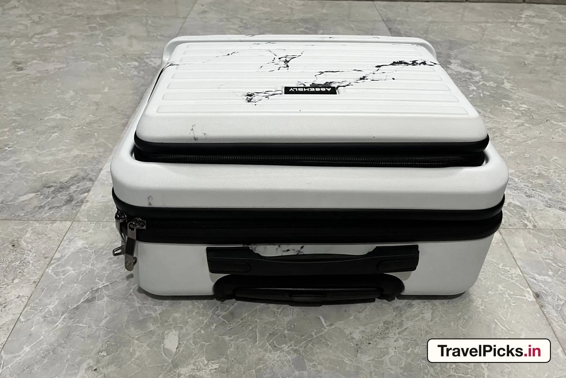 The case lying flat and seen from its end, showing two separate zip lines stacked one above the other.